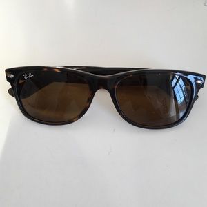 Rayban Wayfarer women’s sunglasses